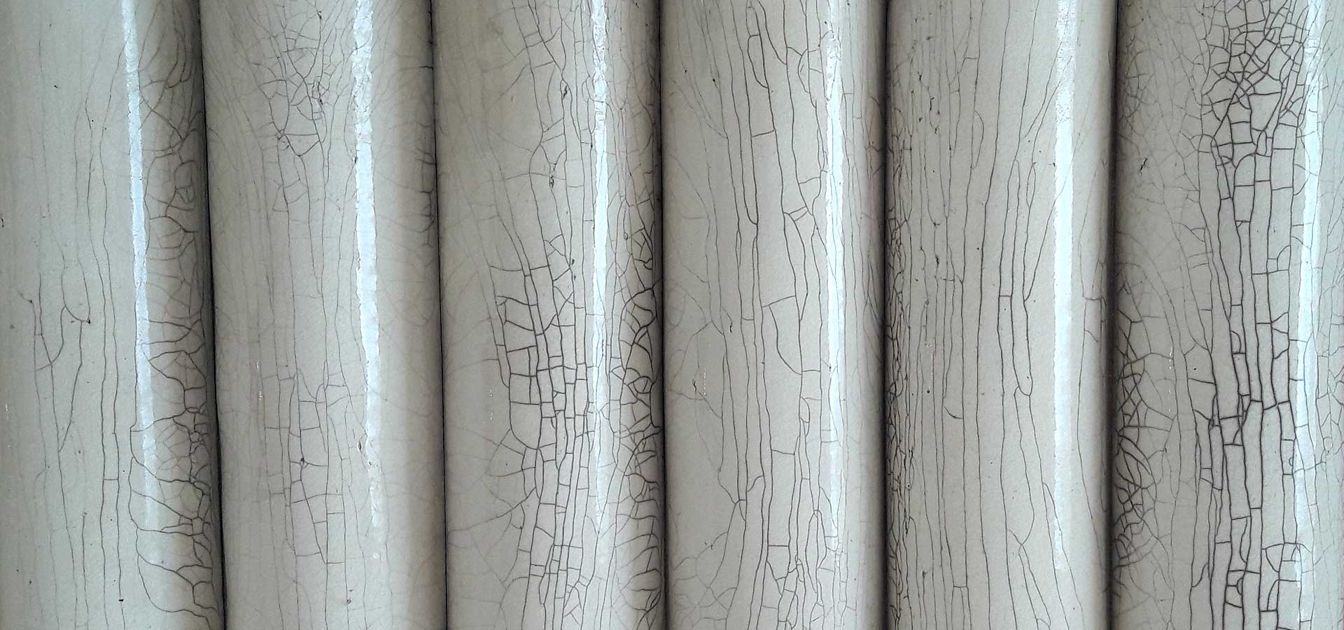 Formes tubulaires raku par Fabienne L'Hostis